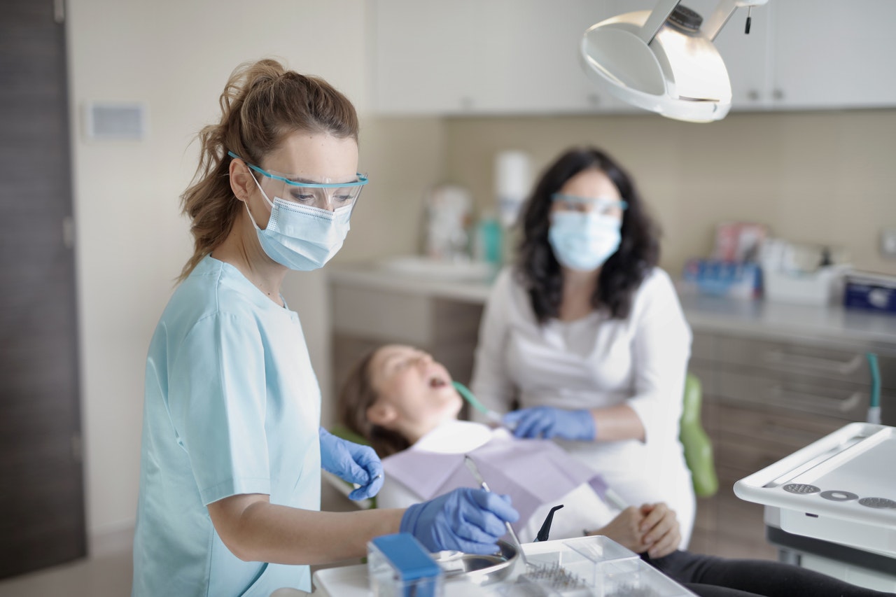 Devenir chirurgien-dentiste : formations, débouchés, salaire